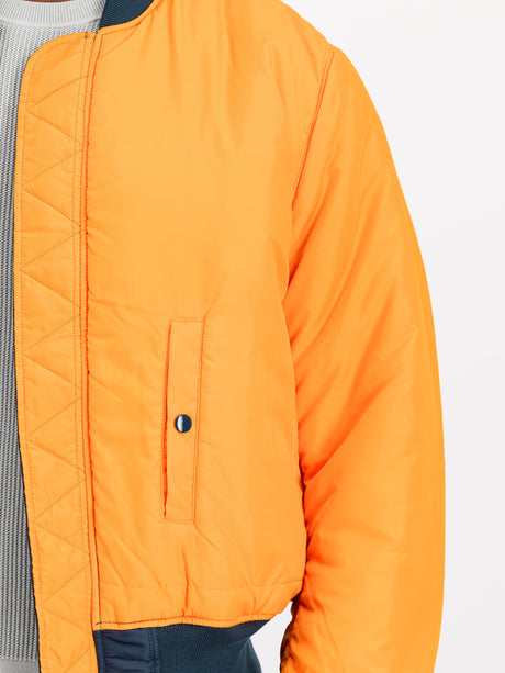 orangejacke, Pufferjacke, gepolsterte verarbeitung, Druckknopf-Tasche, Rippbündchen-Saum